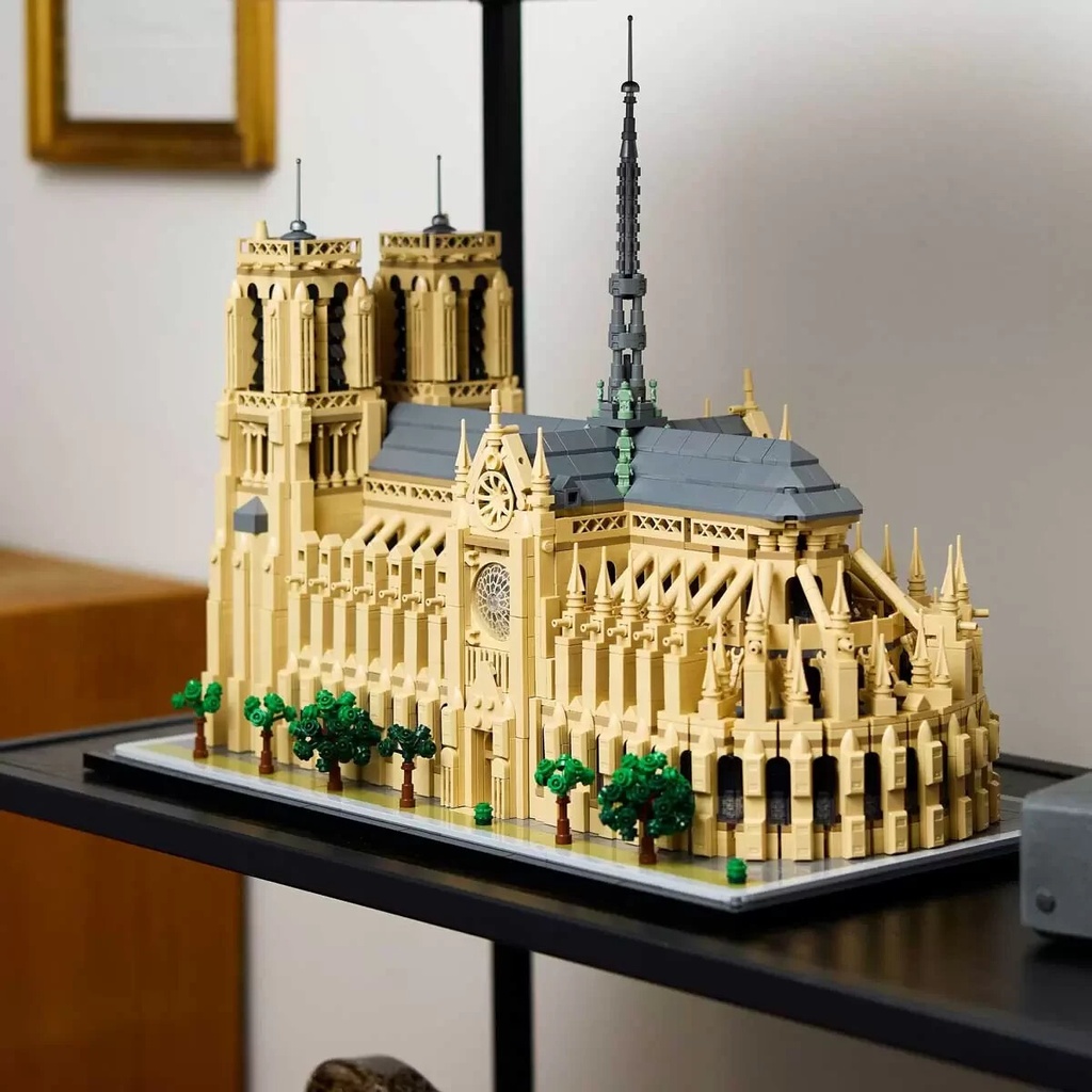 LEGO Architecture Notre Dame Model 21061 18 Years